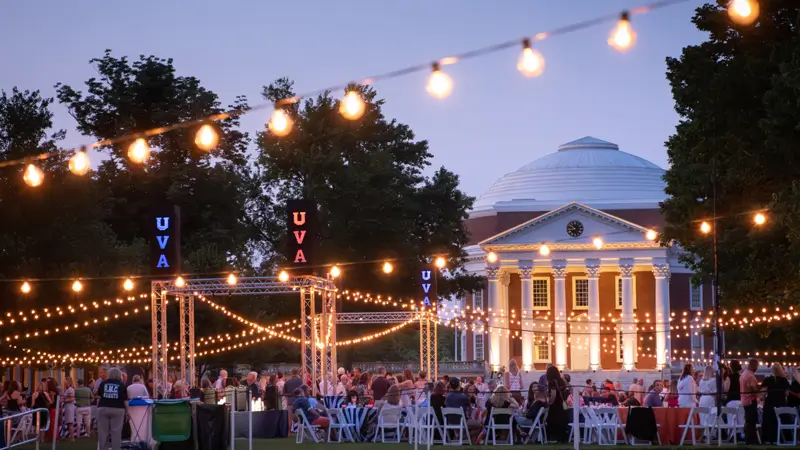 Desktop background: Class dinners on the Lawn during Reunions