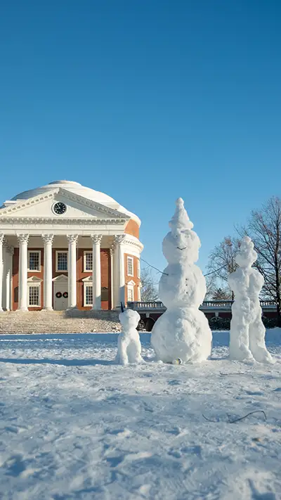 Mobile background: Rotunda and the Lawn in snow